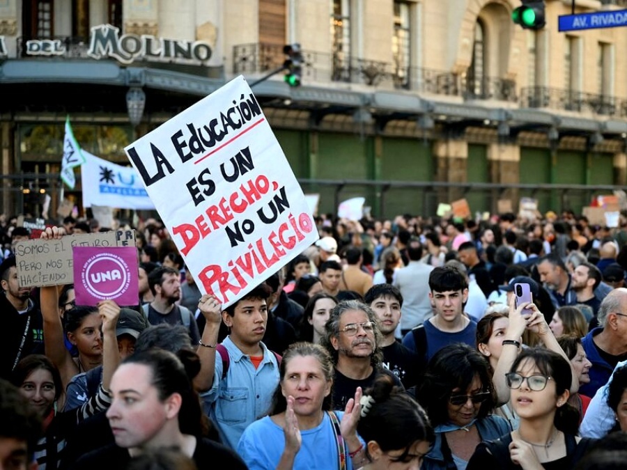 Marcha histórica en defensa de la educación pública: miles de personas llenan la Plaza de Mayo