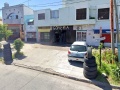 Se enfrentaron a tiros en una gomería de La Plata, uno quedó en grave estado y apuntan al prófugo "más visto" de la ciudad