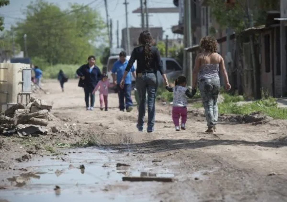 Una familia necesitó 64 445 01 en mayo para no caer en la pobreza