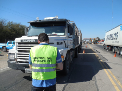 Comienza la restricción al tránsito pesado en la Autopista Buenos Aires - La Plata: oficializaron tramos y horarios