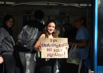 La estación de 1 y 44 copada por estudiantes de la UNLP: así se vivió la previa de la marcha en defensa de las universidades