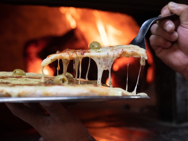 "Llegaron hojas A4 con queso": la polémica pizza viral que pidió un grupo de amigos por querer gastar solo 1.000 pesos