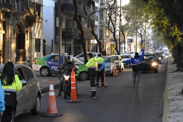 Las multas por cruzar en rojo, fugar o circular sin VTV serán de hasta 181 mil pesos en La Plata
