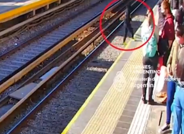 Dramático momento en el Tren Sarmiento: así cayó un nene a las vías