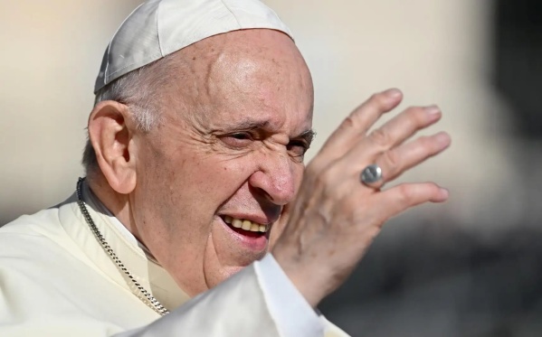 Desde el Vaticano aseguraron que el papa Francisco se encuentra "evolucionando favorablemente"
