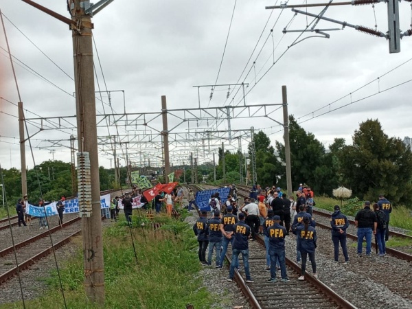 Tensión en el Tren Roca de La Plata: trabajadores cortaron las vías en Avellaneda y hay presencia de Gendarmería