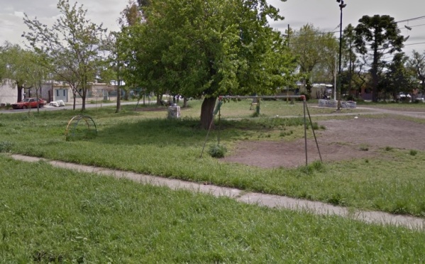 En Los Hornos piden mejoras en una plaza que se encuentra "abandonada"