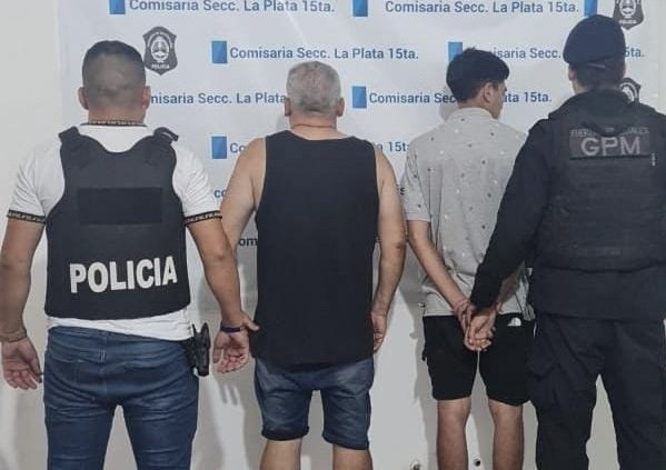 Delincuentes apuntaron con un arma a una mujer y le robaron la moto en La Plata: fueron detenidos