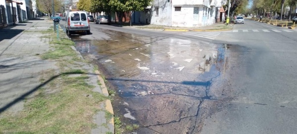 Vecinos platenses tienen que vivir en un "rio" por una perdida de agua frente al hospital San Juan de Dios
