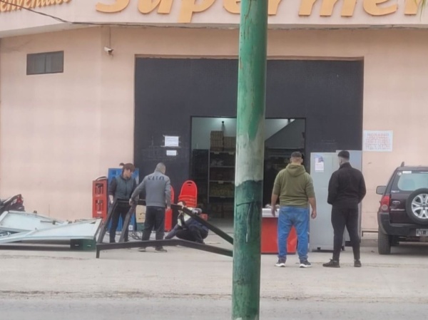 Rompieron el portón de un supermercado con el auto, robaron y se dieron a la fuga en La Plata