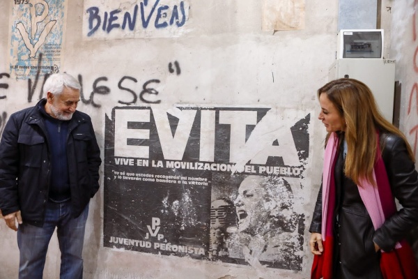 Pepe Albistur acompañó a Tolosa Paz a una actividad y se encontró con un afiche que había hecho en los 70: "Me impresiona"