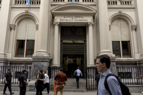 El Banco Central suspendió la venta de dólares para comprar inmuebles con créditos hipotecarios