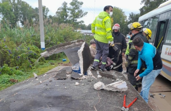 Choque y milagro en Berisso: Un 202 chocó una parada de colectivo y una mujer quedó atrapada en los escombros