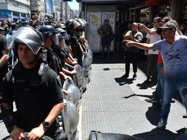 Tensión, incidentes y detenidos en la desconcentración de la marcha de la CGT: la Policía reprimió a los manifestantes
