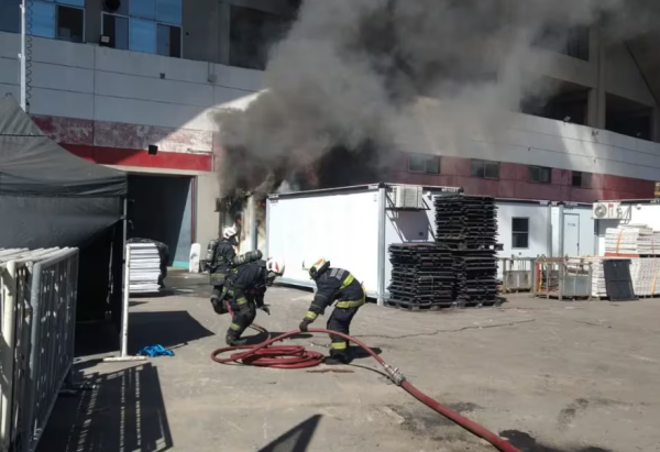 Fuego y humo en el Monumental antes del segundo show de María Becerra: se quemó un contenedor con elementos del recital