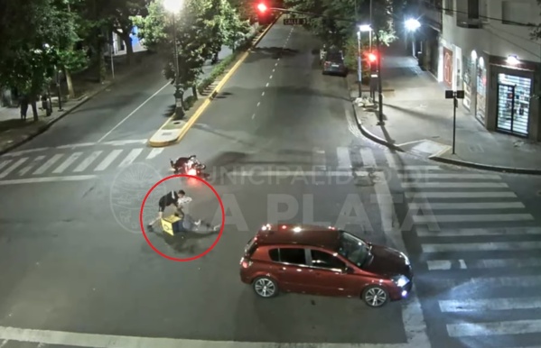 Un delivery cruzó en rojo en La Plata, chocó a un auto y el conductor se bajó para molerlo a golpes