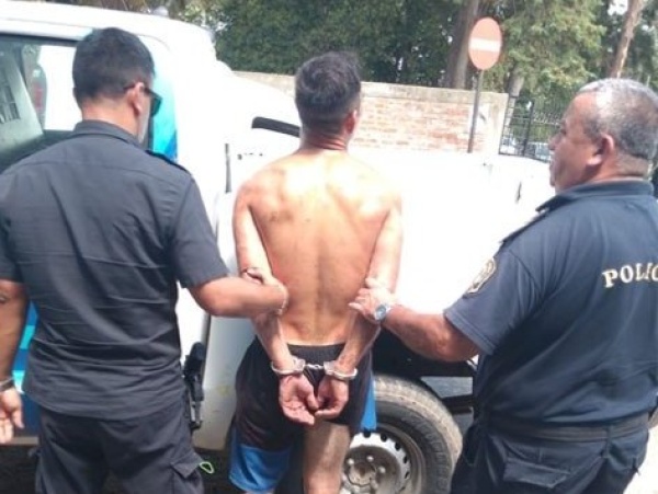 Un joven fue detenido tras robar un maletín y amenazar con clavarle un puñal a un vecino en Villa Elisa: de quién se trata