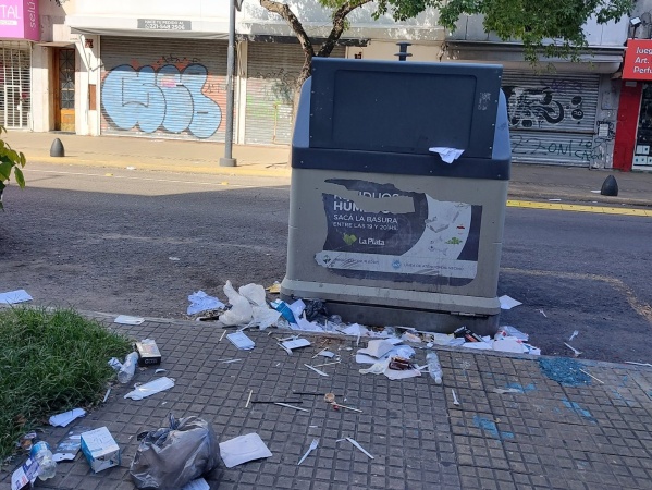 Vecinos reclaman por basura acumulada a metros de Plaza Moreno