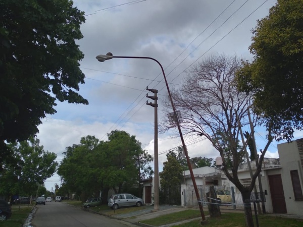 Vecinos de San Carlos reclaman por el mal estado de una luminaria: "Si se llega a caer puede ocasionar un accidente fatal"