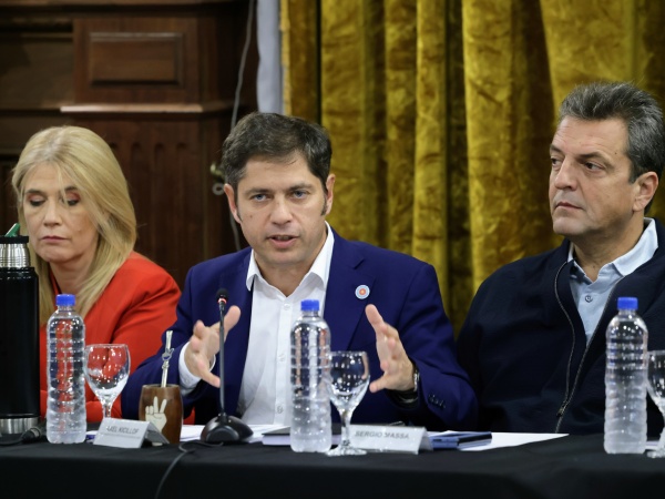 Kicillof encabezó una cumbre en La Plata con Massa y Máximo Kirchner, para definir una estrategia tras el decreto de Milei