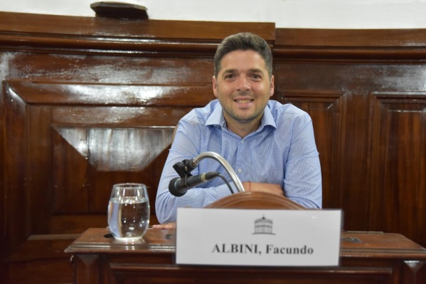 Una compañera de banca del concejal de Raúl Pérez, Facundo Albini, le puso los puntos