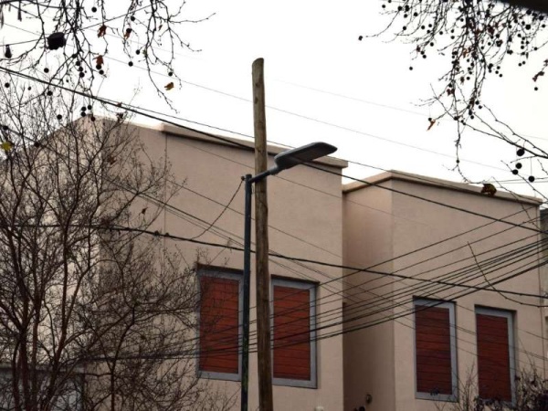 Vecinos de Barrio Norte reclaman que las empresas de servicios colocan impunemente postes de madera en las veredas
