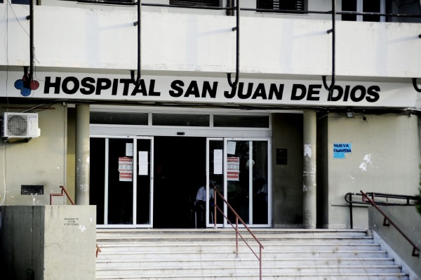 Estaba esperando en la guardia del hospital San Juan de Dios de La Plata y fue asaltado por otra paciente