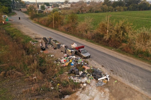 Colapso de basura en 22 y 659: contenedores repletos y mugre en las calles