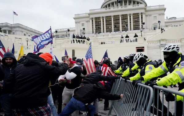 Seguidores de Donald Trump irrumpieron en el Capitolio de Estados Unidos: decretaron toque de queda en Washington