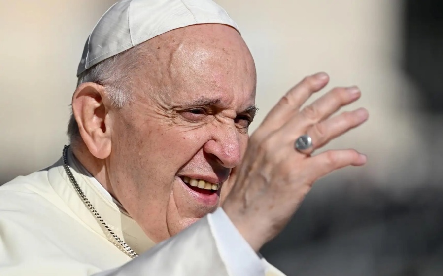 Desde el Vaticano aseguraron que el papa Francisco se encuentra ”evolucionando favorablemente”