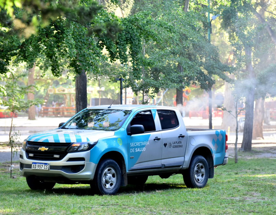 Fumigaciones y ”puerta a puerta”: amplio operativo en La Plata para prevenir el dengue y el virus que ataca a los caballos