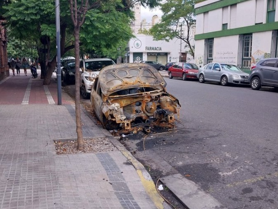 Vecinos reclaman por un auto quemado en 11 entre 45 y 46: ”lo tienen que sacar”