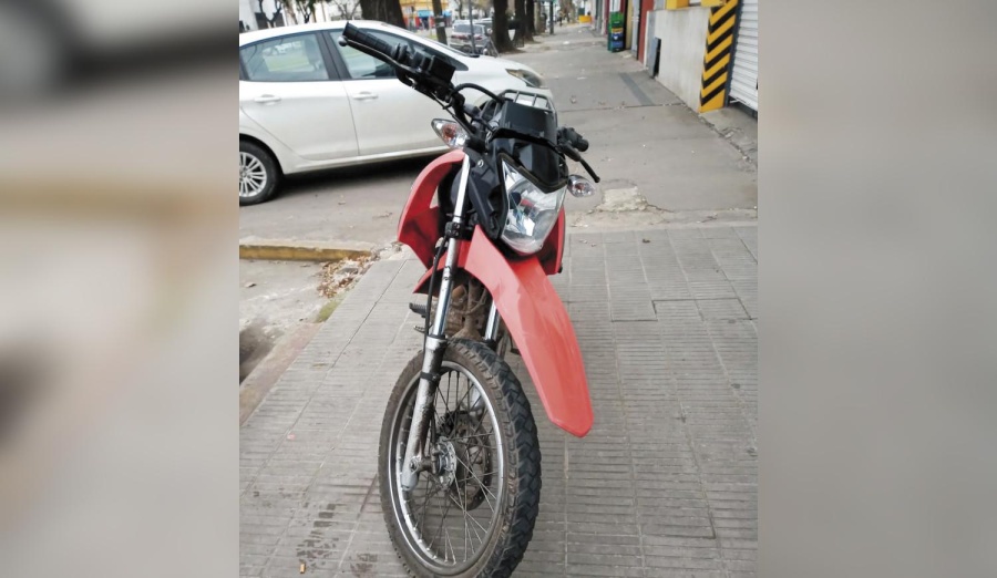 Detuvieron a un mecánico que circulaba con una moto robada en la zona de Parque San Martín