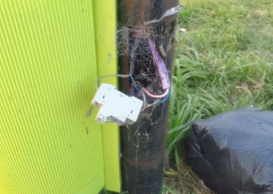 "Peligro total": alertaron por cables al descubierto y falta de luminarias en una plaza de Los Hornos