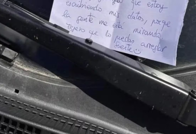 "Estoy fingiendo que escribo mis datos": chocó un auto estacionado y le dejó un insólito papel en el parabrisas que fue viral