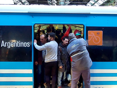Preguntó por qué los pasajeros del Tren Roca La Plata “tapan” la puerta en vez de ir al pasillo y se armó un picante debate
