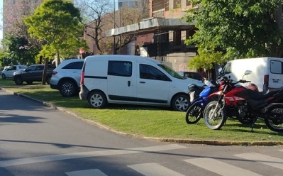 Vecinos alertaron por los autos estacionados en la rambla de 12 y 66 durante los fines de semana