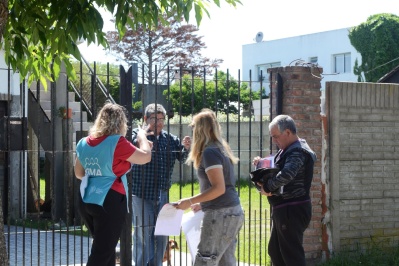 A descacharrar: la Municipalidad de La Plata encara la batalla contra el dengue casa por casa en los barrios