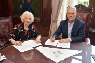 Julio Alak y Estela de Carlotto firmaron un acuerdo para difundir la obra de Abuelas de Plaza de Mayo en La Plata