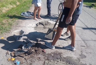 En un sector de City Bell, los vecinos tuvieron que "agarrar la pala" para tapar un importante bache