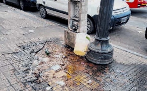 Se desató una pérdida de agua pegada a un poste de luz en 7 y 60: afirman que es un "peligro"