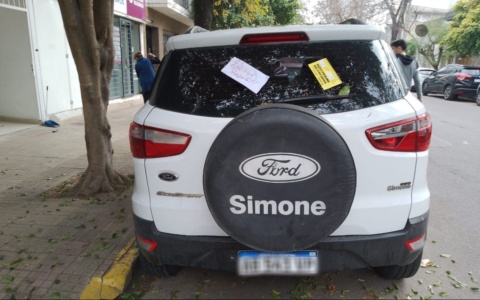 Dejó una camioneta estacionada frente a un garaje en La Plata y los vecinos estallaron: "Todavía no vino la grúa"
