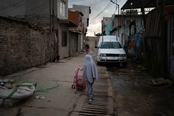 Dieron media sanción a un proyecto que prohíbe los desalojos en los barrios populares de La Plata hasta el 2027
