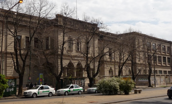 Dos menores fueron embestidos por un camión en La Plata y quedaron internados en el Hospital de Niños