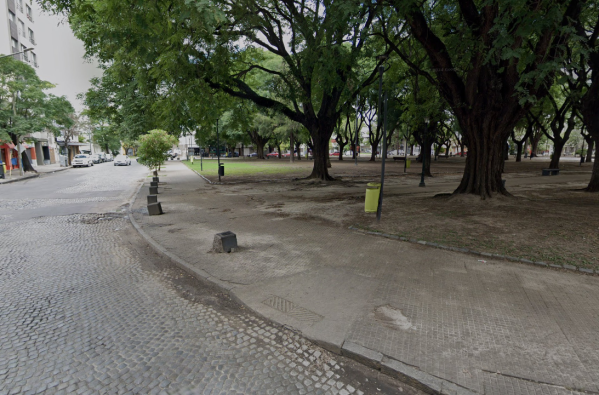 Caminaba por la Plaza Matheu y fue brutalmente atacado por tres sujetos: lo empujaron y le dieron varias patadas en el cuerpo