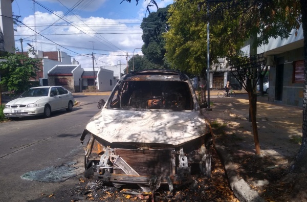 Delincuentes quisieron robar las ruedas de un auto en La Plata, no pudieron y lo prendieron fuego
