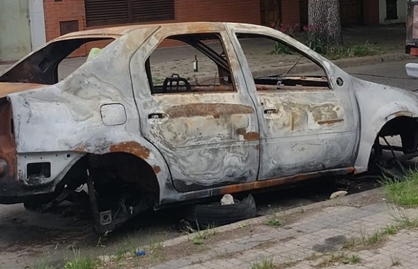 En 9 y 66 volvieron a pedir que se retire un auto totalmente destruido