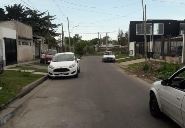 Una familia estaba saliendo de su casa en Villa Elisa y fue atacada por tres delincuentes