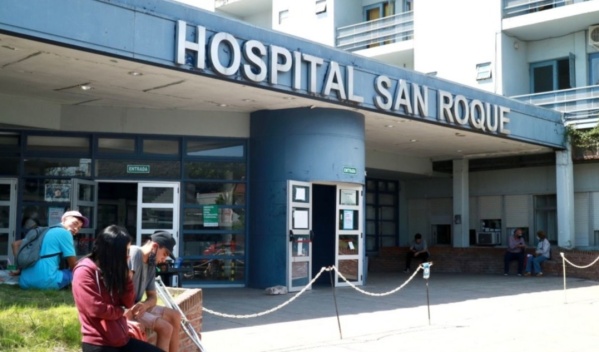 Conmoción en un hospital de La Plata: una joven se encerró en el baño e intentó autolesionarse