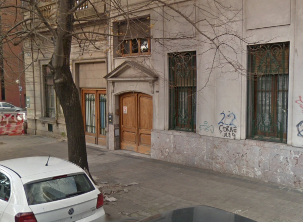 Atacaron a una pareja de jubilados en pleno centro de La Plata y llamativamente habrían ingresado con una llave